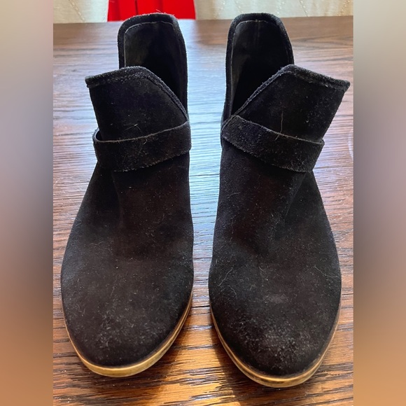 Lucky brand black Bashira ankle boots with cut out and block heel. Size 8M - Picture 2 of 9